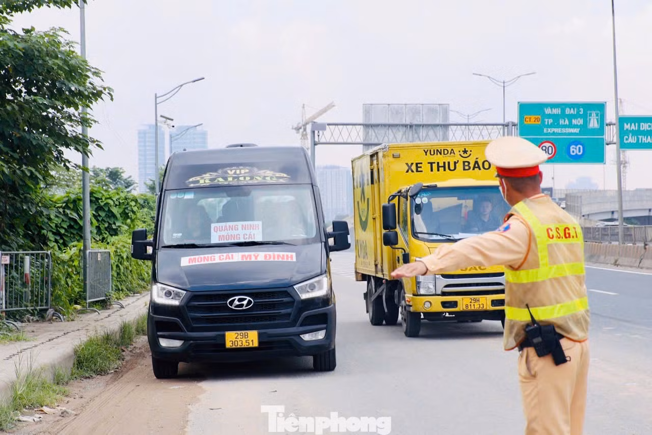 Ngày 26/8, tổ công tác của Đội CSGT đường bộ số 6 (Phòng CSGT Công an thành phố Hà Nội) triển khai lực lượng xử lý tài xế xe máy cố tình đi lên cao tốc và ô tô đi vào làn khẩn cấp của đường vành đai 3 trên cao.