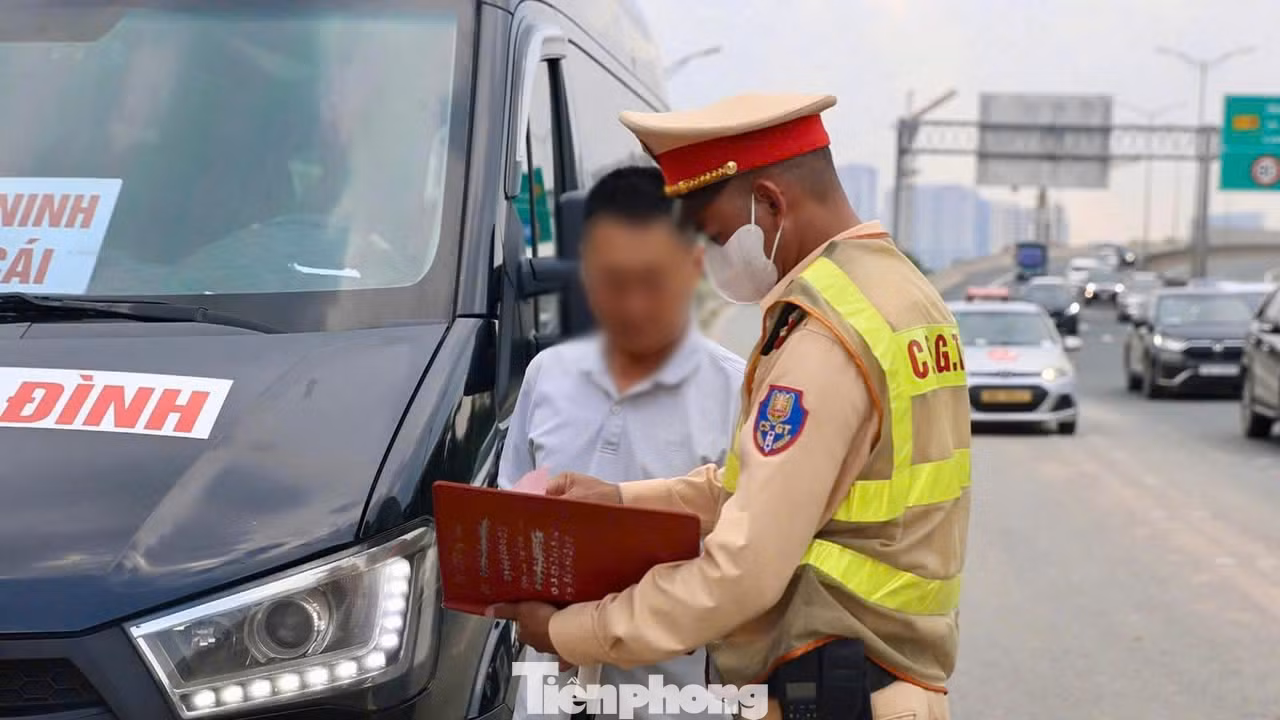 Sau khi được xem lại hình ảnh vi phạm, tài xế đã "không thể chối cãi", nhận lỗi và chấp nhận ký vào biên bản vi phạm.