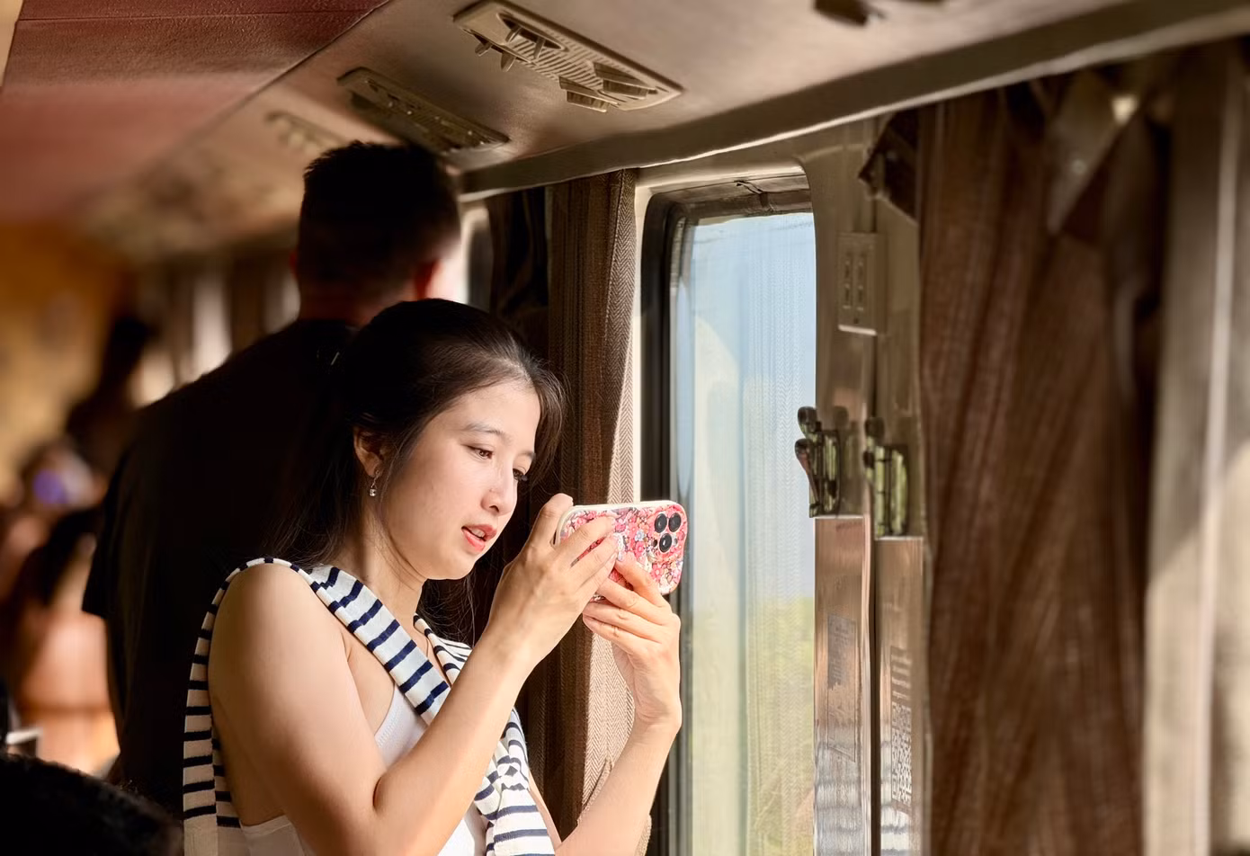 Từ trên tàu, du khách có thể ngắm nhìn khung cảnh thiên nhiên một bên là núi non trùng điệp hùng vĩ, một bên là bãi biển thơ mộng.
