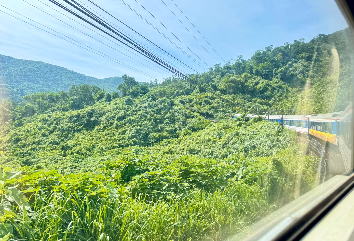 Đoàn tàu du lịch giữa tỉnh Thừa Thiên Huế với TP. Đà Nẵng đã mở ra những trải nghiệm mới mẻ, độc đáo cho du khách trong nước và quốc tế. Đoàn tàu gồm 5 toa xe được trang bị ghế mềm điều hòa và 1 toa sinh hoạt cộng đồng.