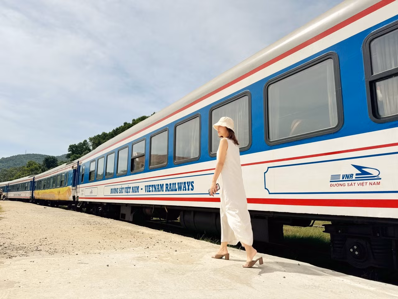Trên đường đi, tàu sẽ dừng tại ga Lăng Cô để du khách có thể thoải mái check-in. Bạn Trần Vân Anh - du khách đi tàu - chia sẻ: “Có mặt trên chuyến tàu kết nối di sản đặc biệt này, mình được trải nghiệm rất nhiều dịch vụ thú vị như ca Huế, các món ăn đặc sản Huế, đặc biệt là địa điểm check-in rất đẹp. Hy vọng chuyến tàu này sẽ ngày càng mở rộng thêm nhiều chuyến hơn nữa để nhiều người cùng được trải nghiệm".