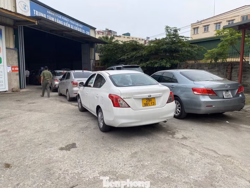 Tại Trung tâm đăng kiểm 29-29D phố Phạm Văn Đồng, ghi nhận thời điểm lúc 10h sáng 22/4, lượng xe không quá đông đúc.