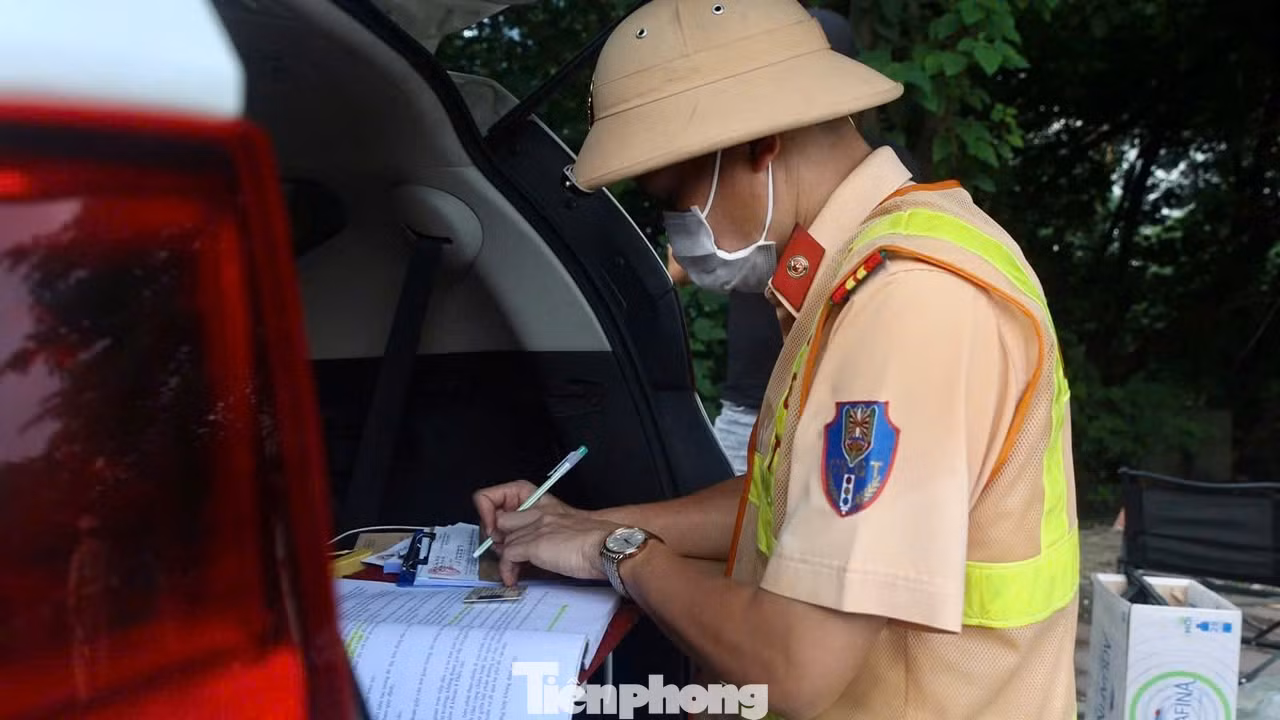 Với các trường hợp vi phạm trên, tổ công tác kiên quyết lập biên bản dù các lái xe trình bày đủ lý do khác nhau.