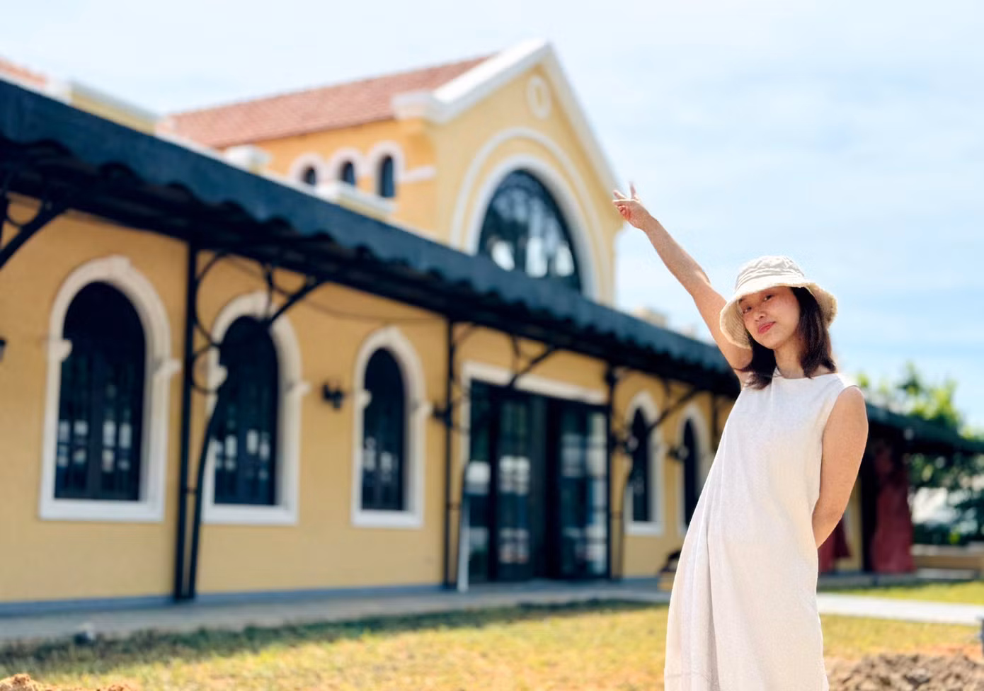 Trên đường đi, tàu sẽ dừng tại ga Lăng Cô để du khách có thể thoải mái check-in. Bạn Trần Vân Anh - du khách đi tàu - chia sẻ: “Có mặt trên chuyến tàu kết nối di sản đặc biệt này, mình được trải nghiệm rất nhiều dịch vụ thú vị như ca Huế, các món ăn đặc sản Huế, đặc biệt là địa điểm check-in rất đẹp. Hy vọng chuyến tàu này sẽ ngày càng mở rộng thêm nhiều chuyến hơn nữa để nhiều người cùng được trải nghiệm".