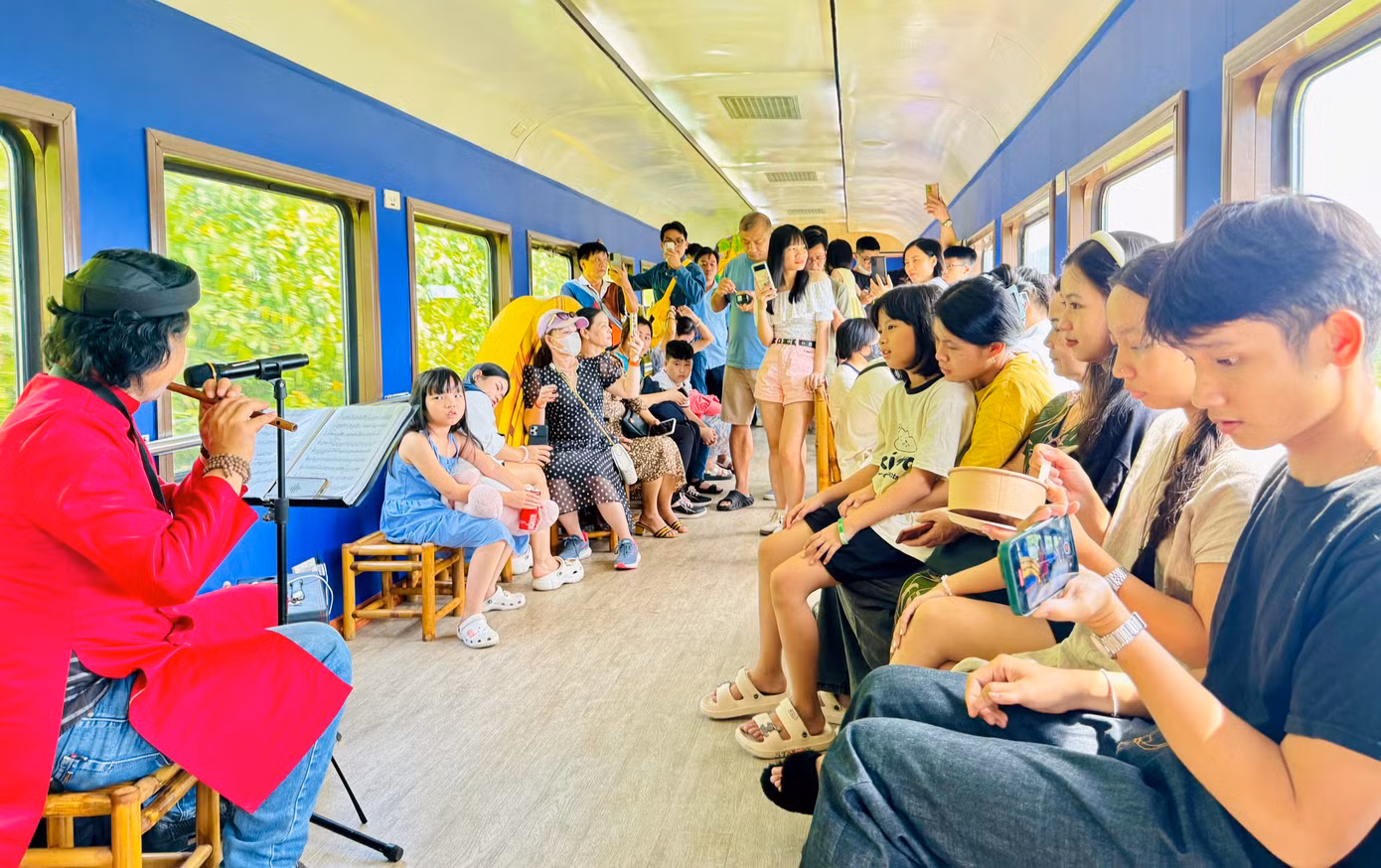 Các hoạt động văn hóa, nghệ thuật ca múa truyền thống được biểu diễn trong suốt hành trình.