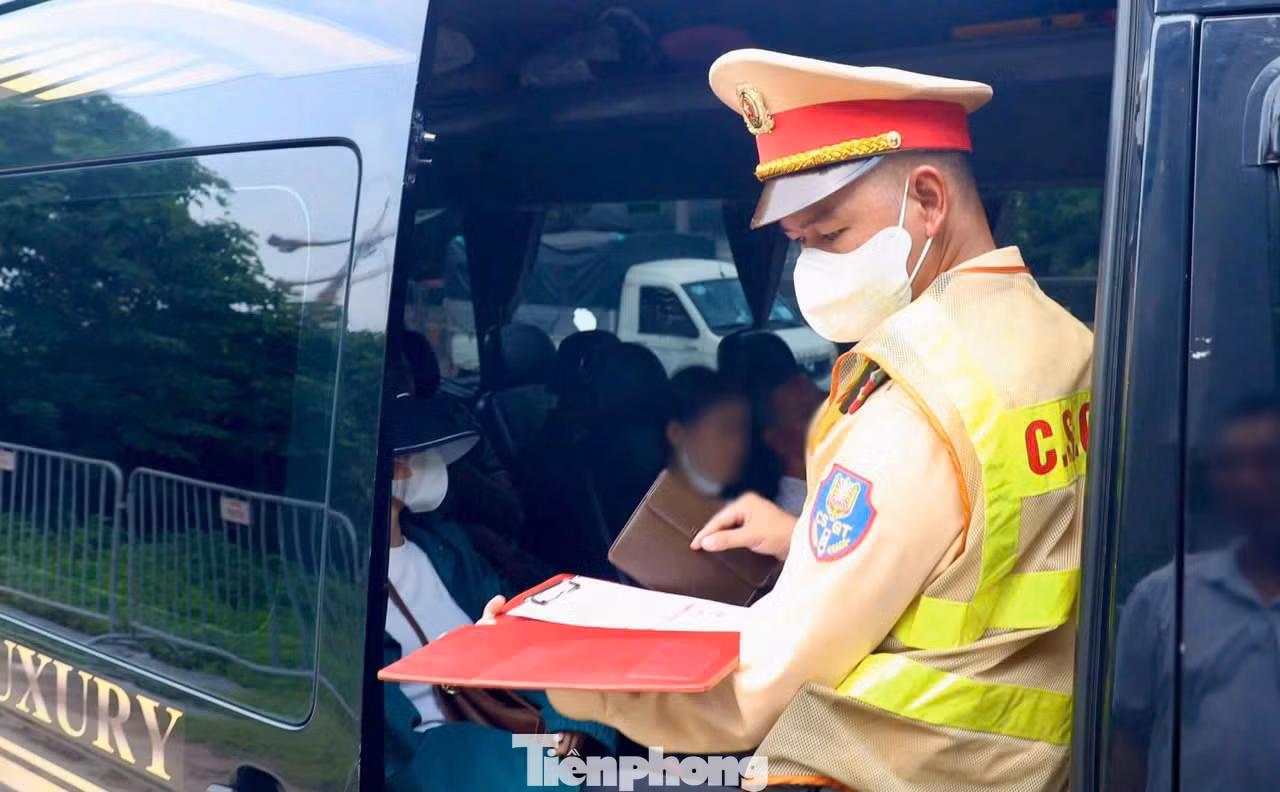 Sau khi được xem lại hình ảnh vi phạm, tài xế đã "không thể chối cãi", nhận lỗi và chấp nhận ký vào biên bản vi phạm.