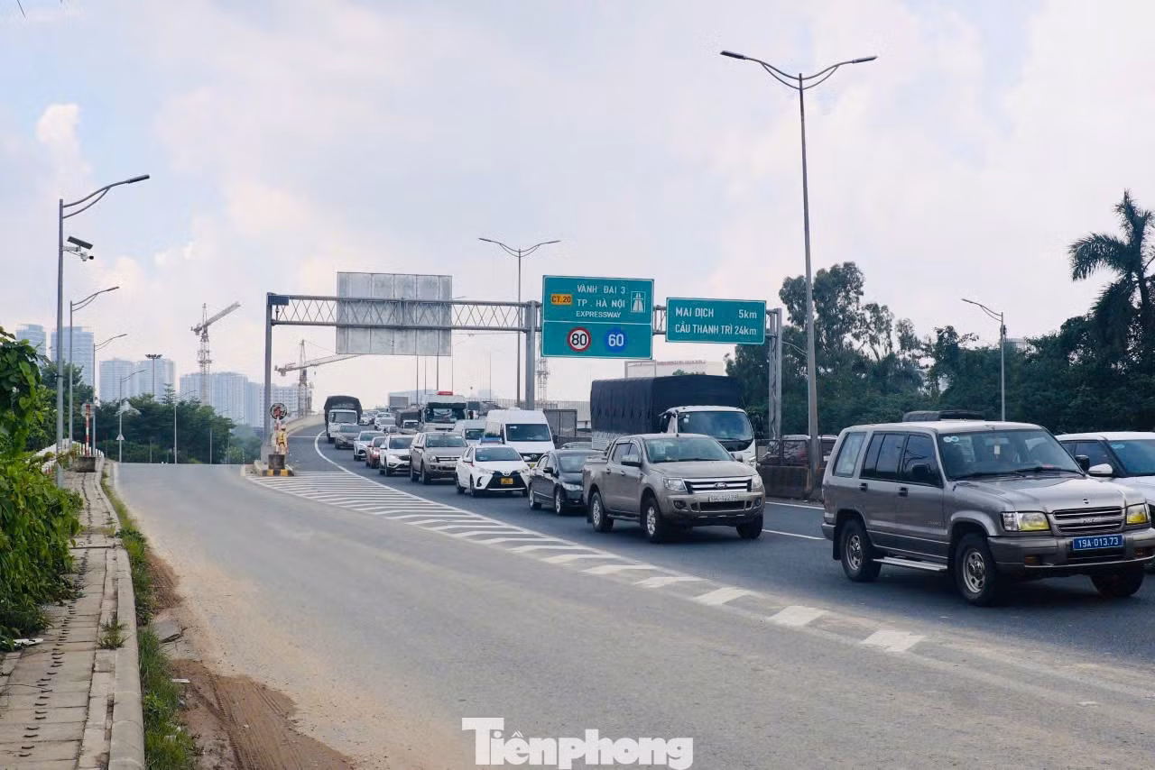 Ngày 26/8, tổ công tác của Đội CSGT đường bộ số 6 (Phòng CSGT Công an thành phố Hà Nội) triển khai lực lượng xử lý tài xế xe máy cố tình đi lên cao tốc và ô tô đi vào làn khẩn cấp của đường vành đai 3 trên cao.