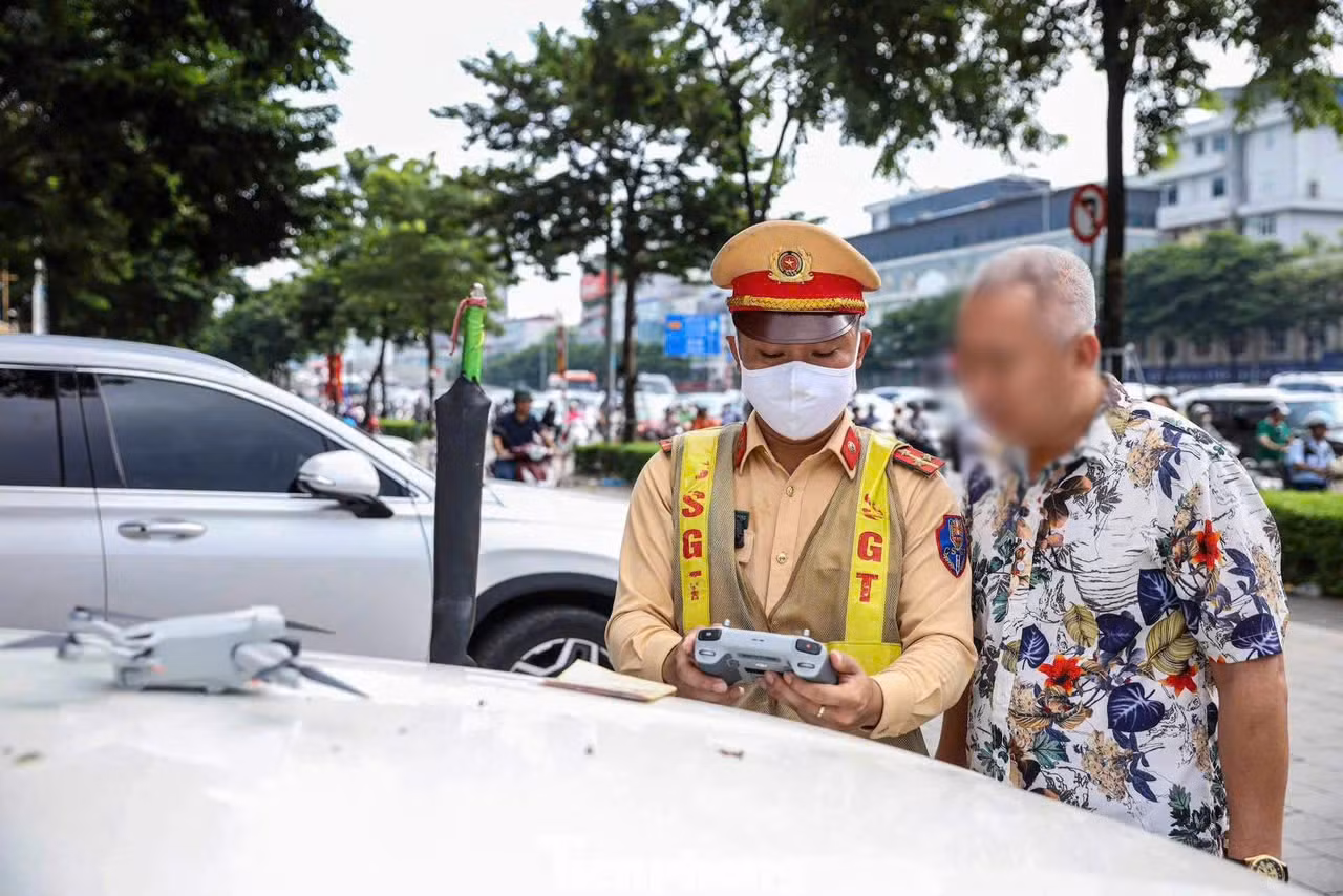 Sau khi được xem lại hình ảnh vi phạm, tài xế đã "không thể chối cãi", nhận lỗi và chấp nhận ký vào biên bản vi phạm.