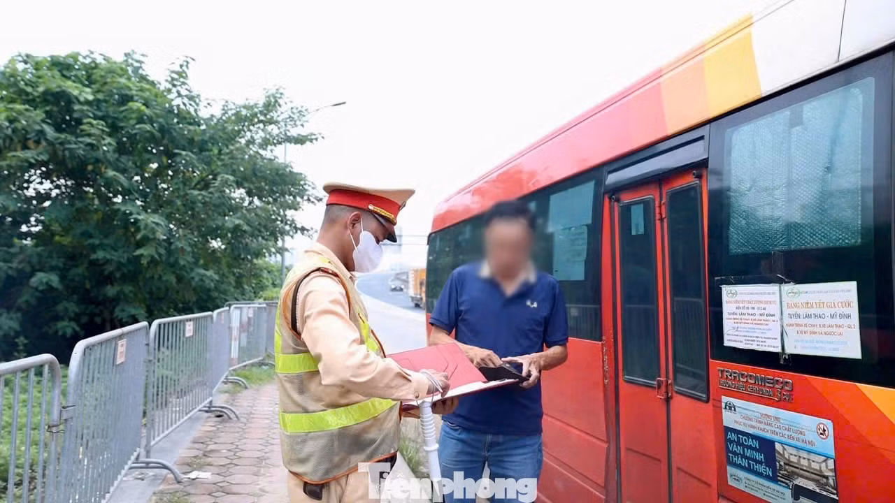 Sau khi được xem lại hình ảnh vi phạm, tài xế đã "không thể chối cãi", nhận lỗi và chấp nhận ký vào biên bản vi phạm.