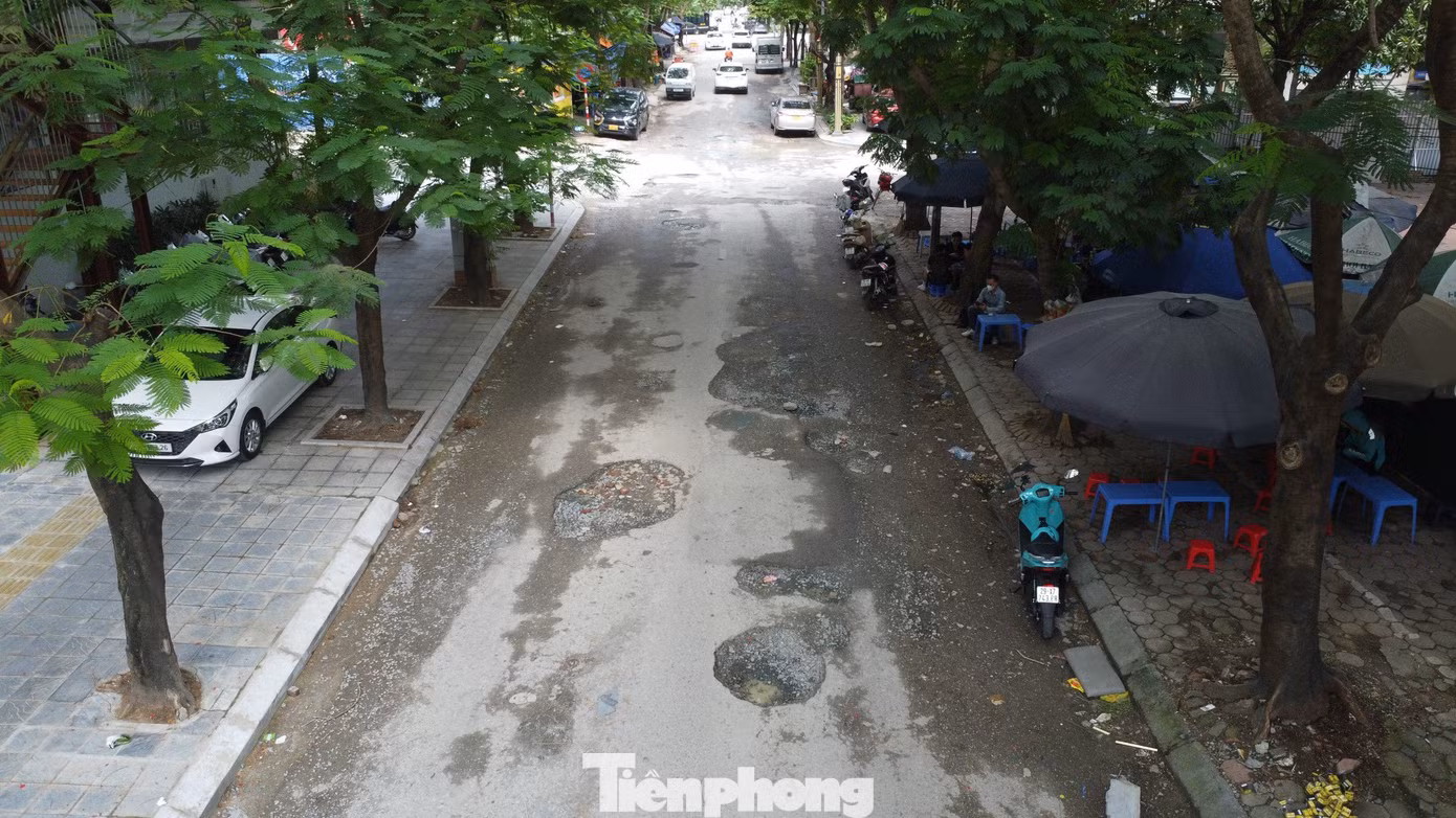 Theo phản ánh của người dân, từ nhiều năm nay con ngõ đã xuống cấp nghiêm trọng, với chi chít, "ổ voi, ổ gà" tiềm ẩn mất an toàn giao thông với người và phương tiện khi lưu thông qua đây. Theo phản ánh của người dân, từ nhiều năm nay con ngõ đã xuống cấp nghiêm trọng, với chi chít, "ổ voi, ổ gà" tiềm ẩn mất an toàn giao thông với người và phương tiện khi lưu thông qua đây.