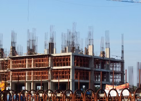 Theo Tiến sĩ Phạm Đỗ Chí, khủng hoảng bất động sản có thể hạ cánh mềm nếu ổn định vĩ mô 3-5 năm, hạ lãi suất xuống dưới 10% và giá nhà đất giảm 30% nữa để giải tỏa hàng tồn. Ảnh: Vũ Lê