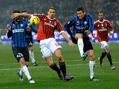 Inter (áo xanh) đã vượt qua Milan trong trận derby căng thẳng