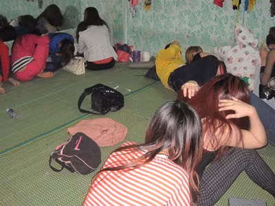 Gái mại dâm tại một quán cà phê trá hình. Gái mại dâm tại một quán cà phê trá hình