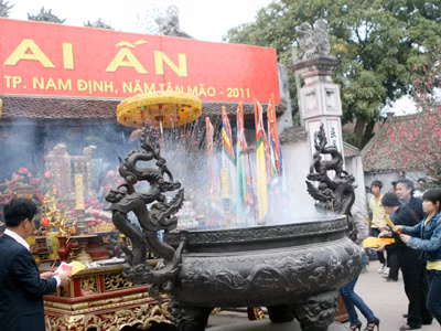 Du khách thắp hương tại Đền Trần