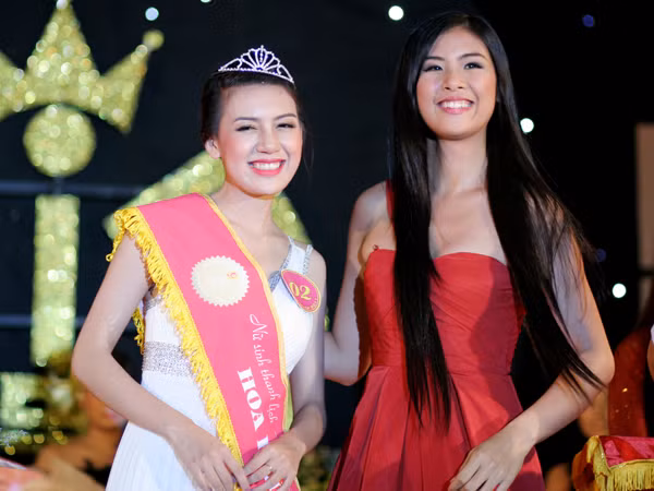 Hoa khôi đại học Công nghiệp Hà Nội 2011 Ngọc Lê rạng rỡ bên Hoa hậu Ngọc Hân
