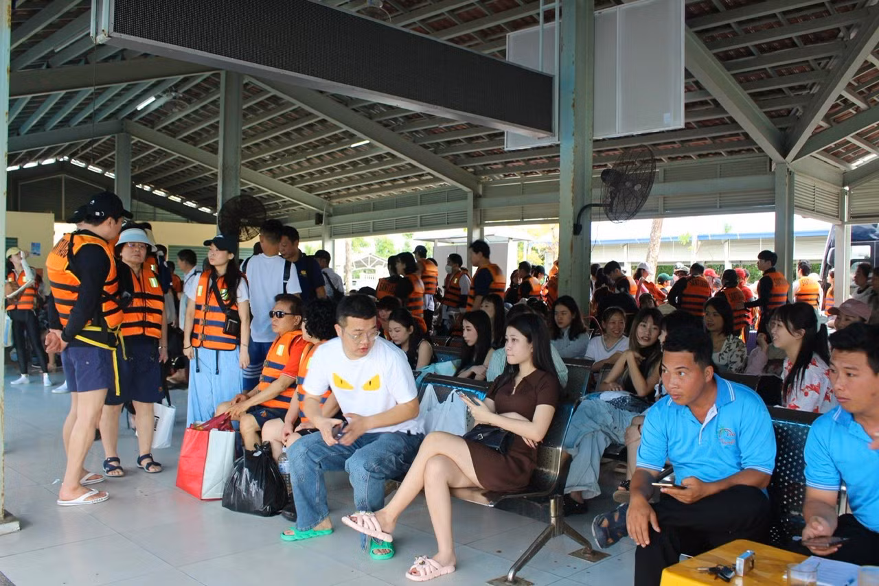 Hàng nghìn du khách tham quan biển đảo Nha Trang trong ngày đầu năm mới. Ảnh: K.N.
