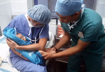Một trẻ bị dị tật khe hở môi chuẩn bị được phẫu thuật
