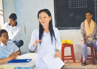 "Tiên nữ giáng trần" Nguyễn Kim Hà tại buổi họp dân đọc cam kết không tái phạm. Ảnh: Xuân Bình .
