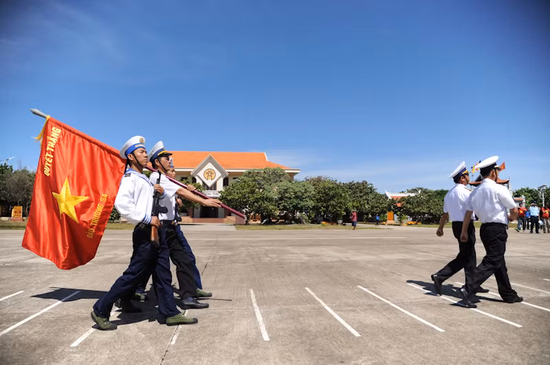 Lễ chào cờ trang nghiêm. Ảnh: Công Khanh Lễ chào cờ trang nghiêm