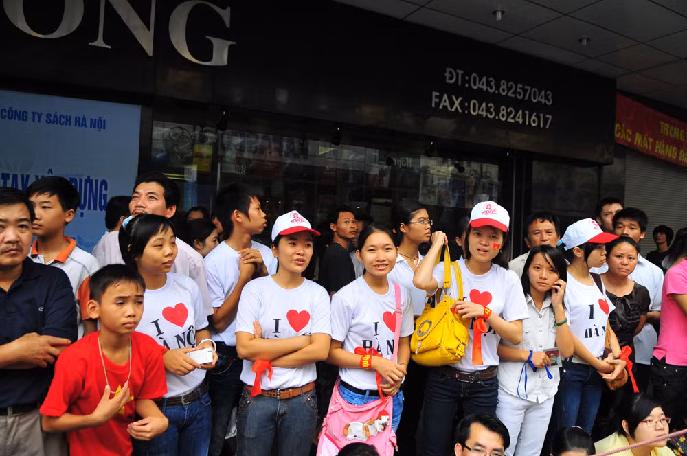 Nhiều bạn trẻ mặc áo phông với dòng chữ 