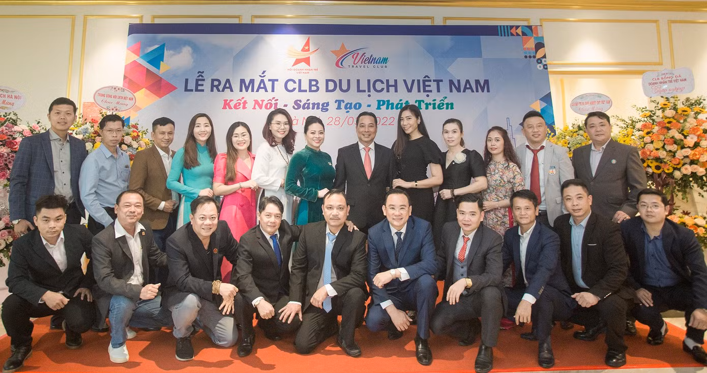 Các Ủy viên Ban Thường trực, Ban Chấp hành Câu lạc bộ Du lịch Việt Nam tại lễ ra mắt