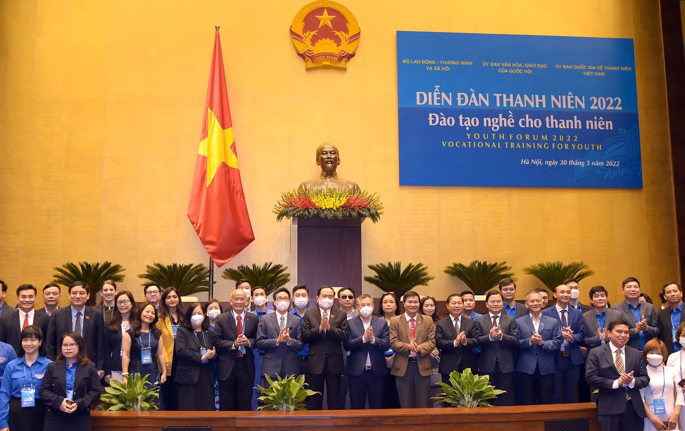 Lãnh đạo Quốc hội, Chính phủ, các bộ ngành và UBQG về Thanh niên Việt Nam chụp ảnh cùng đại biểu tham dự Diễn đàn