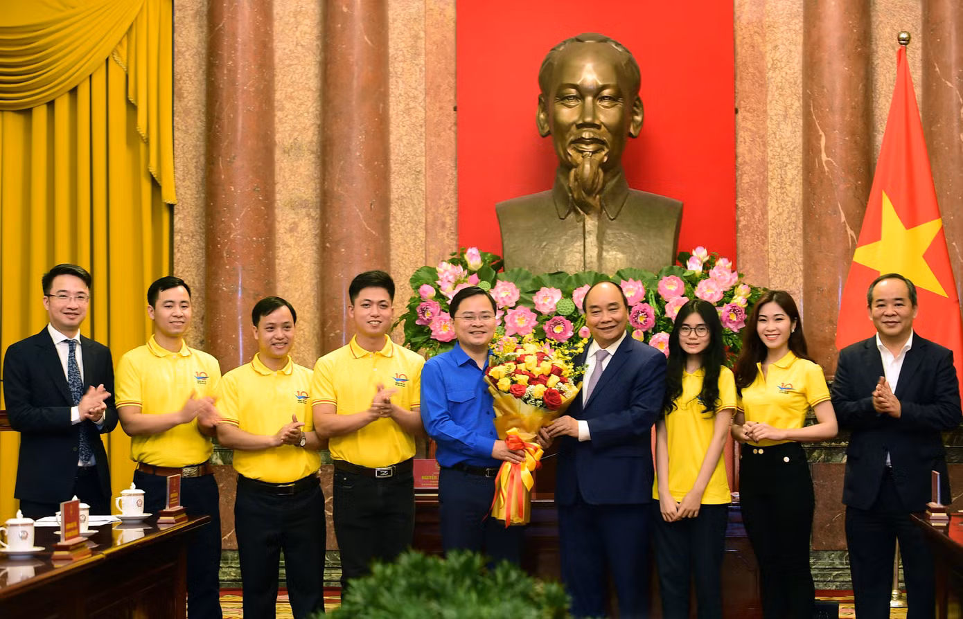 Chủ tịch nước Nguyễn Xuân Phúc tặng hoa chúc mừng đoàn viên thanh niên nhân Ngày thành lập Đoàn TNCS Hồ Chí Minh. Ảnh: Xuân Tùng