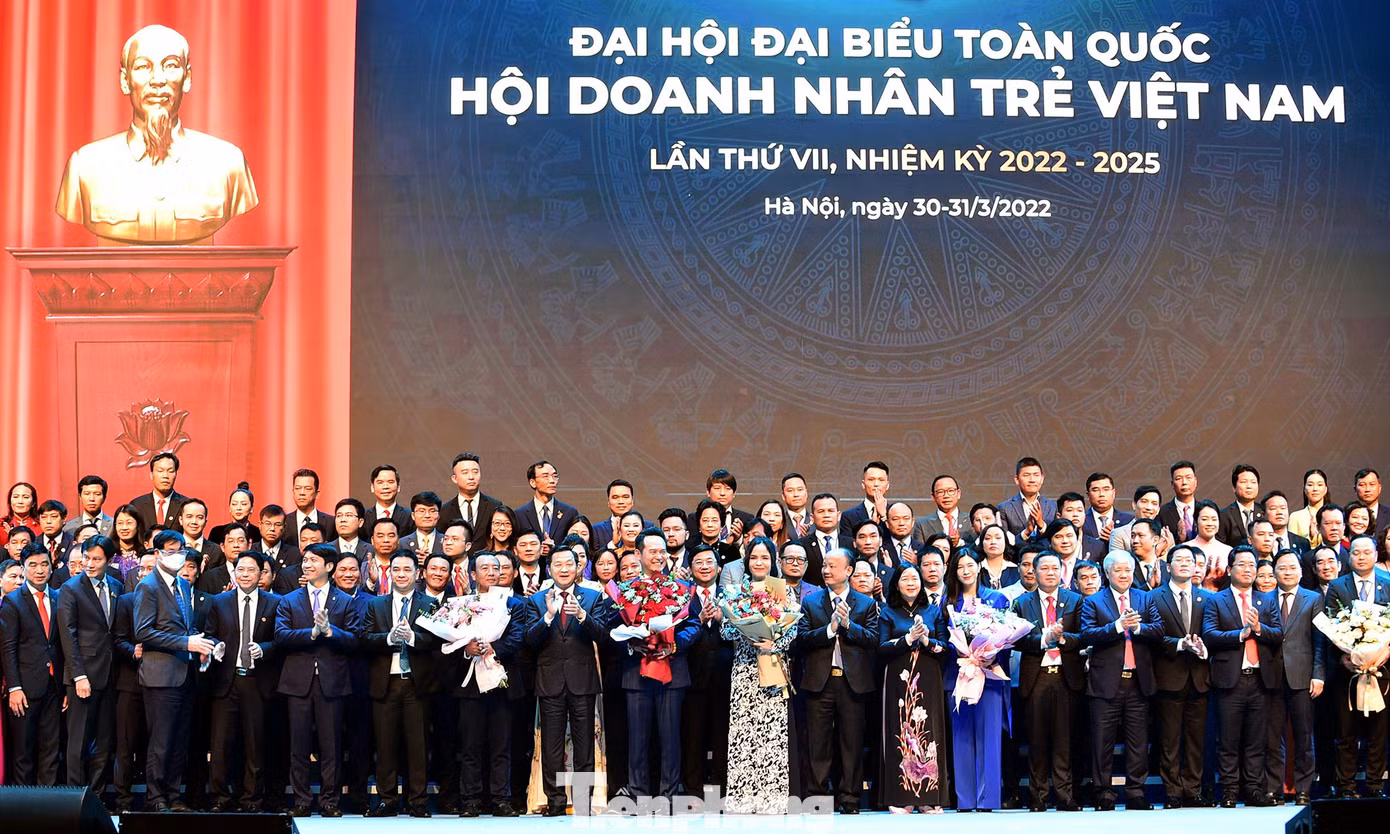 Đại hội ra mắt Ủy ban T.Ư Hội, Đoàn Chủ tịch, Thường trực Đoàn và lãnh đạo T.Ư Hội. Ảnh: Xuân Tùng