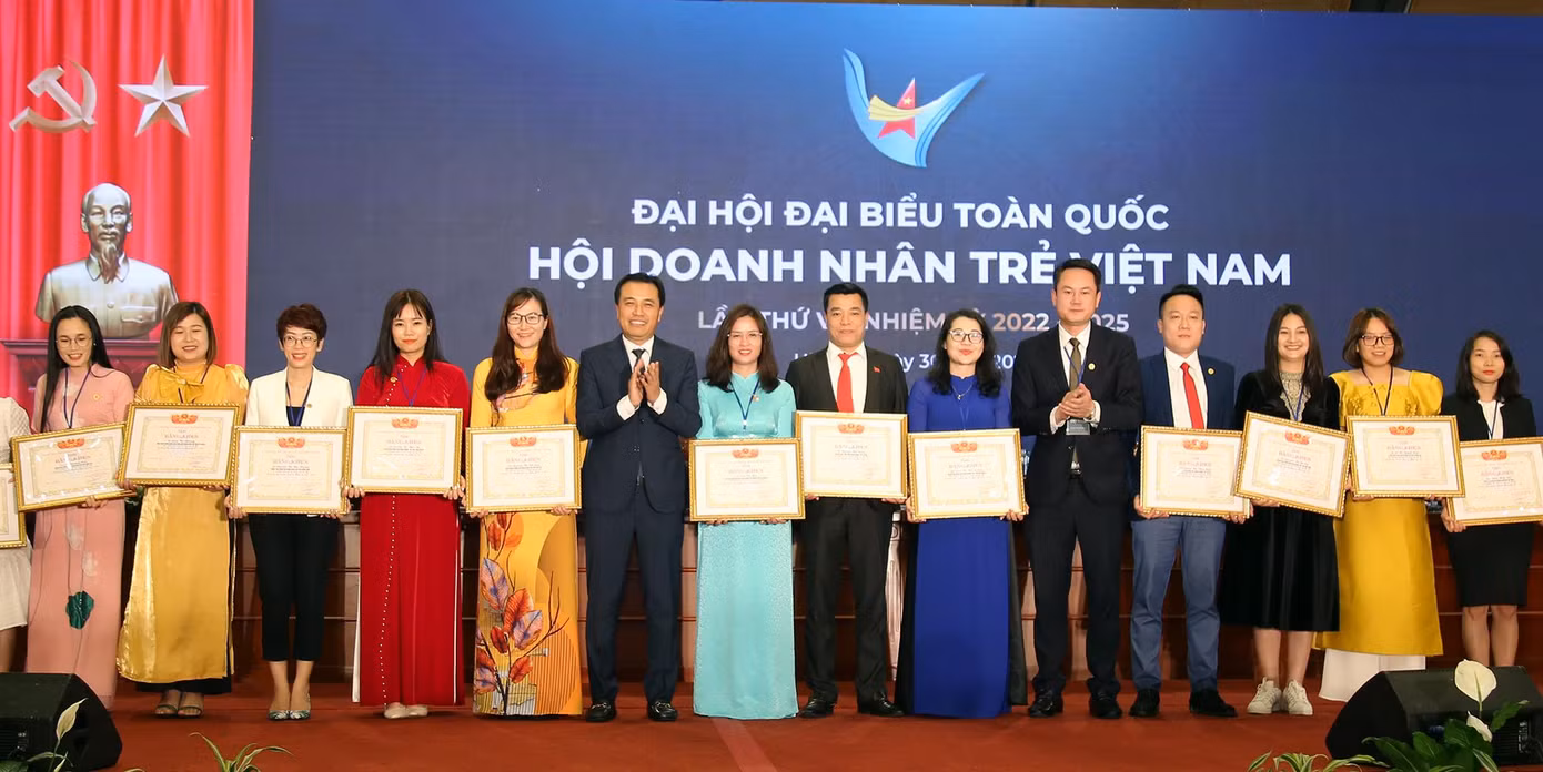 Các cá nhân nhận Bằng khen của T.Ư Hội LHTN Việt Nam