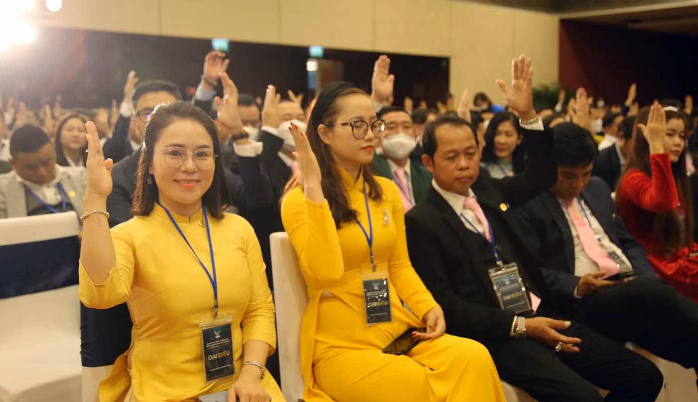 Các đại biểu biểu quyết tại Đại hội