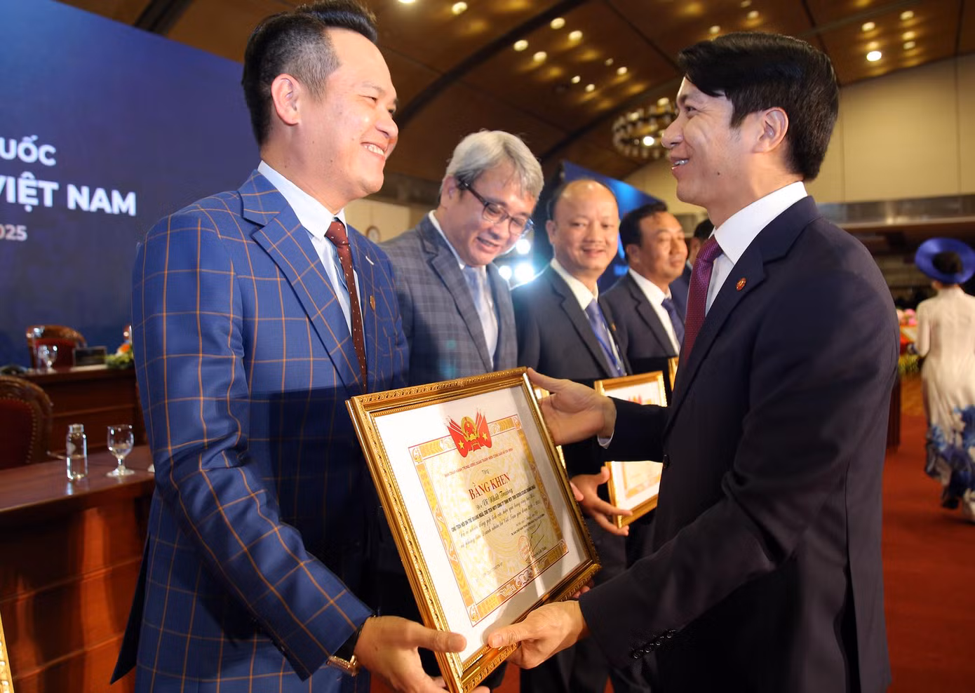Anh Nguyễn Ngọc Lương trao Bằng khen của T.Ư Đoàn cho các cá nhân