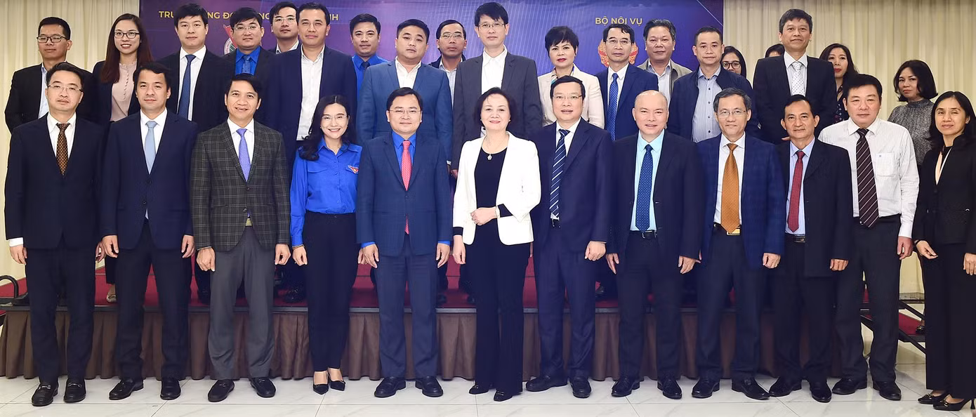 Lãnh đạo T.Ư Đoàn và Bộ Nội vụ chụp ảnh lưu niệm. Ảnh: Xuân Tùng Lãnh đạo T.Ư Đoàn và Bộ Nội vụ chụp ảnh lưu niệm. Ảnh: Xuân Tùng