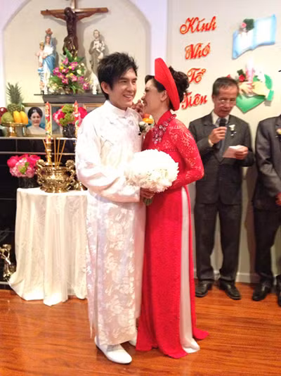 Tuy nhiên, được sự động viên của Đan Trường, cô nép mình vào chồng và cười hạnh phúc