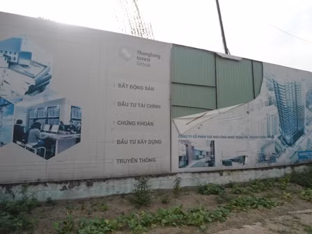 Bên ngoài sân bóng được rào bằng tôn