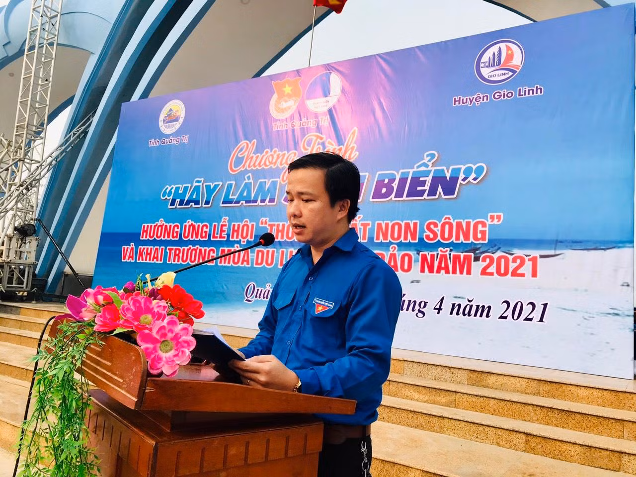 Anh Mai Văn Nam-Phó Bí thư Tỉnh Đoàn Quảng Trị phát động chương Trình "Hãy làm sạch biển". Anh Mai Văn Nam-Phó Bí thư Tỉnh Đoàn Quảng Trị phát động chương Trình "Hãy làm sạch biển".