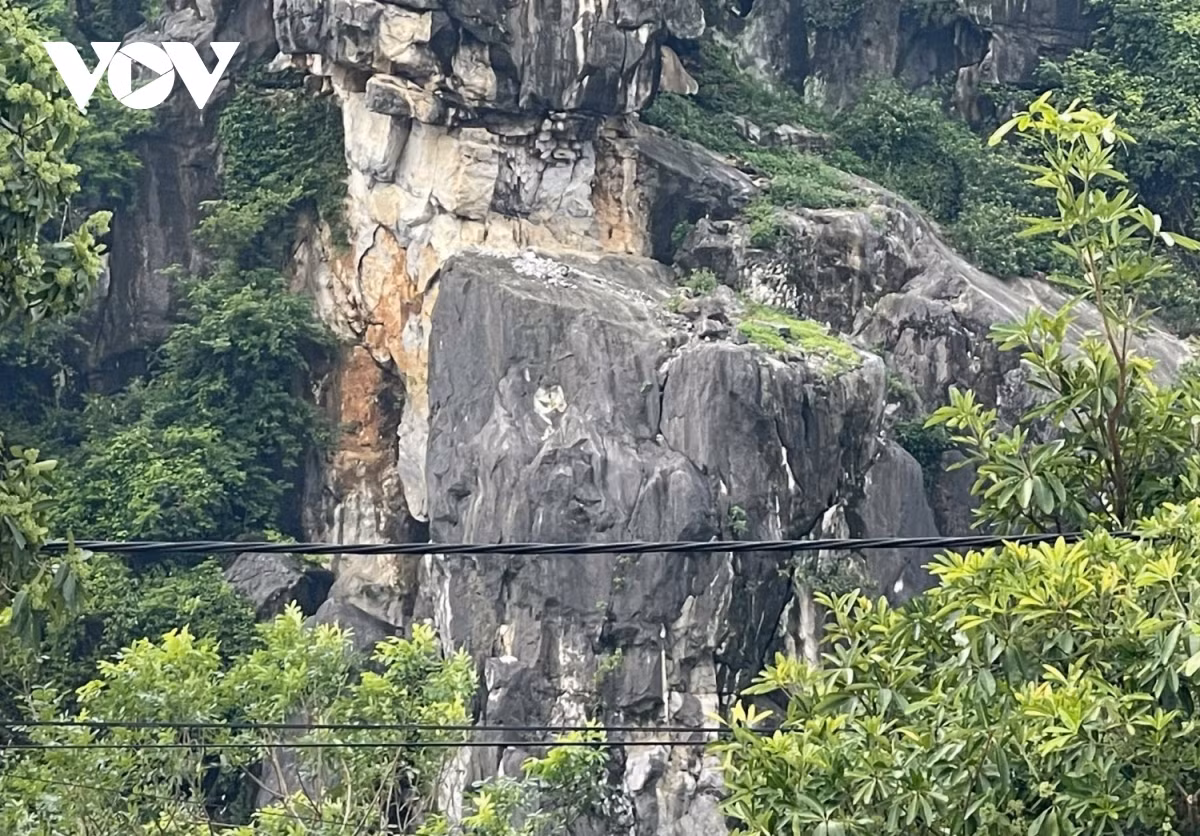 Khu vực nguy cơ cao sạt lở có 1 tảng đá lớn nặng hơn 300 tấn Khu vực nguy cơ cao sạt lở có 1 tảng đá lớn nặng hơn 300 tấn