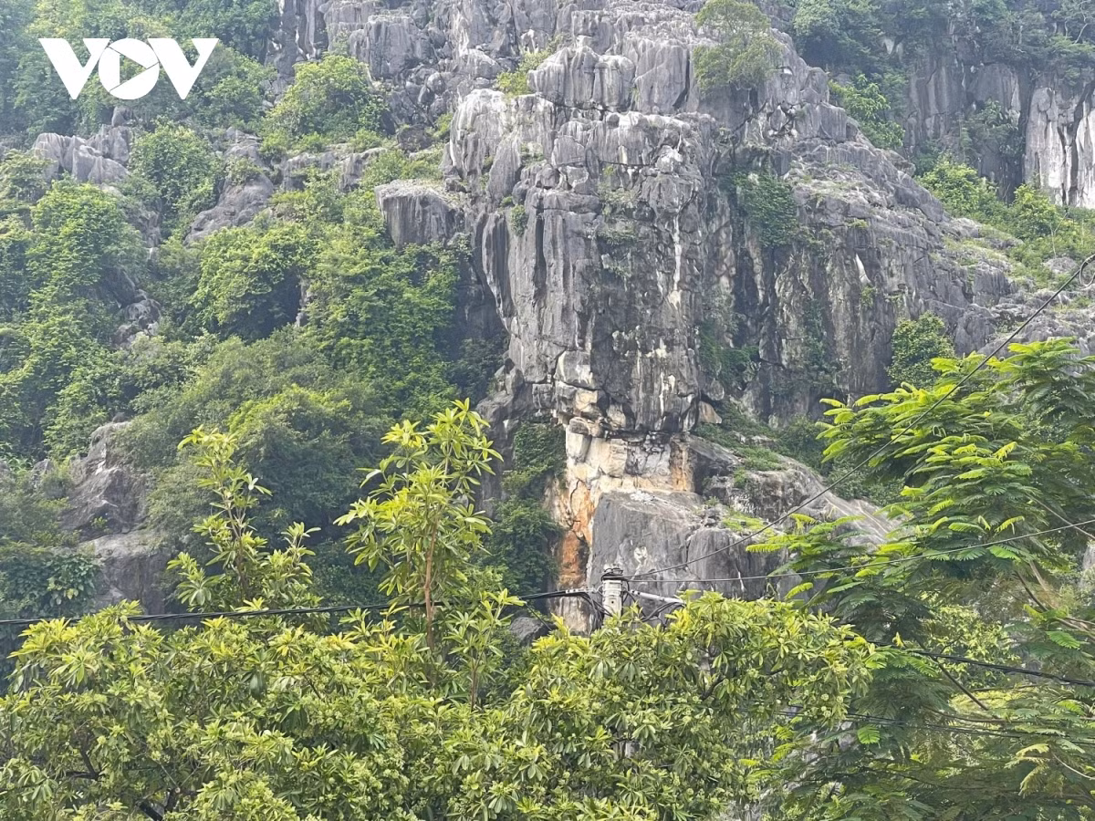 Xuất hiện vị trí sạt lở núi đá tại thị trấn Phong Nha, huyện Bố Trạch, tỉnh Quảng Bình Xuất hiện vị trí sạt lở núi đá tại thị trấn Phong Nha, huyện Bố Trạch, tỉnh Quảng Bình