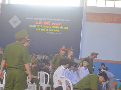 Đối tượng cầm đầu biết rõ án tử hình nên liên tục quay đầu tìm người thân nhưng không có ai đến tiễn biệt. ảnh Việt Hương