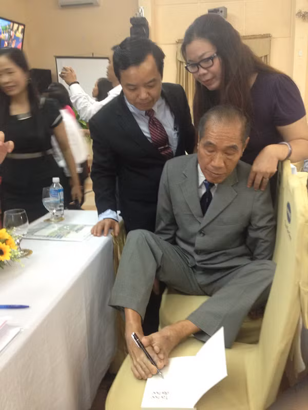 Thầy giáo Nguyễn Ngọc Ký trong buổi ra mắt tự truyện, tổ chức tại Đà Nẵng