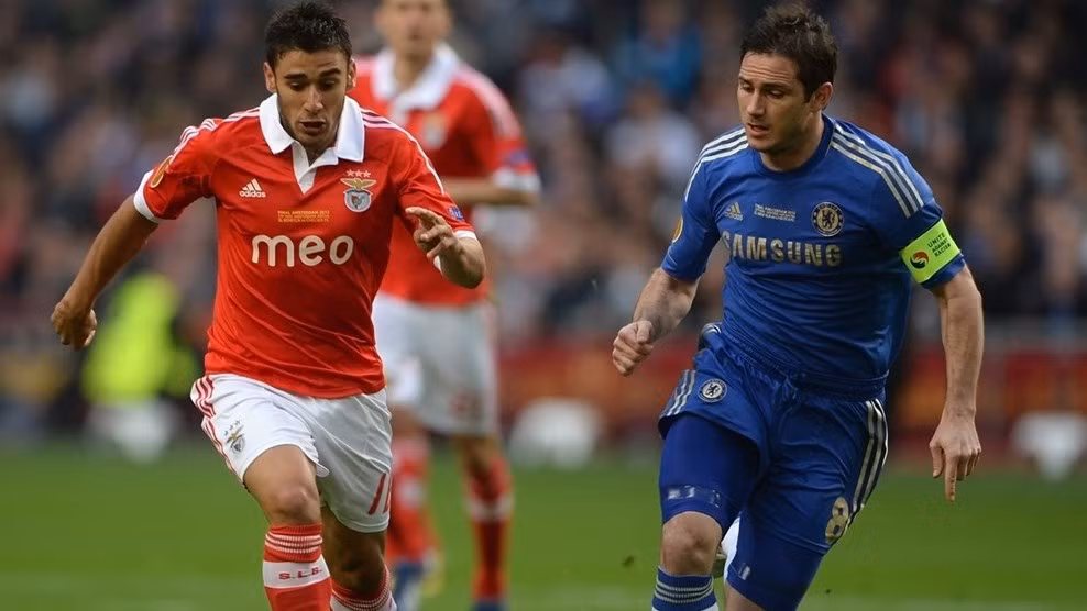 Benfica (trái) chơi khởi sắc hơn Chelsea trong hiệp đầu