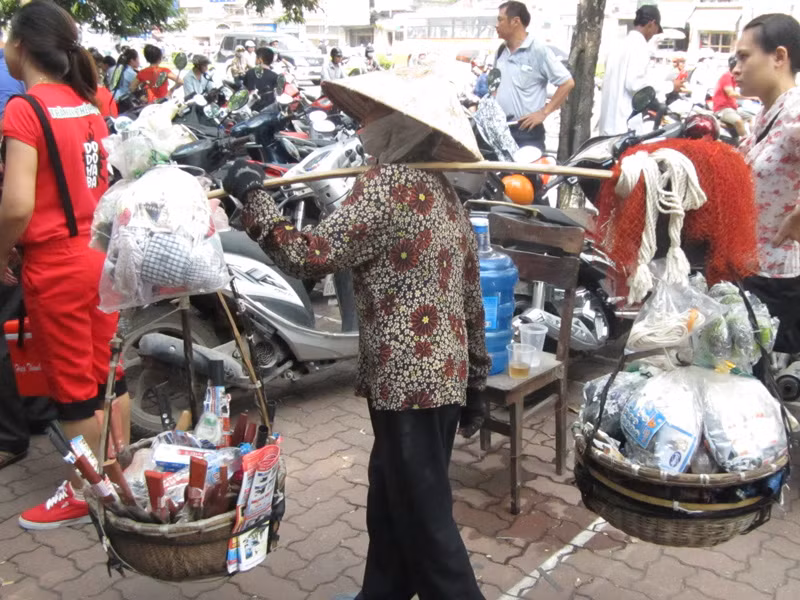 Những gánh hàng rong cũng đổ bộ các cổng trường đại học