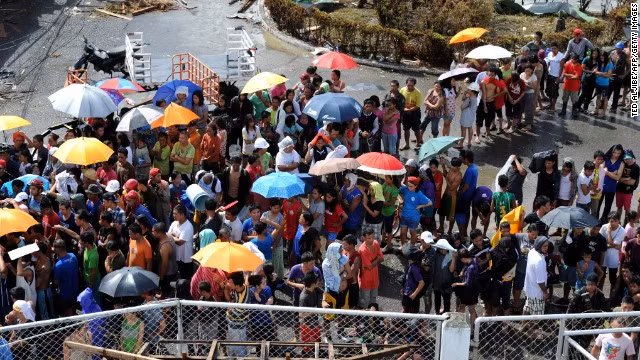 Người dân Philippines xếp hàng chờ nhận viện trợ sau siêu bão Haiyan