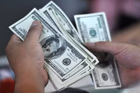 Có tình huống trớ trêu: khi các cá nhân giao dịch ngoại tệ bất hợp pháp, cơ quan chức năng xử lý thì họ xoay sang lý do là “chúng tôi cho nhau”, “chúng tôi tặng nhau” và lỗ hổng pháp lý lộ ra.