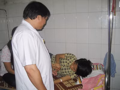 BS Nguyễn Văn Dũng thăm khám bệnh nhân trẻ bị tâm thần Ảnh: KN - TV 
