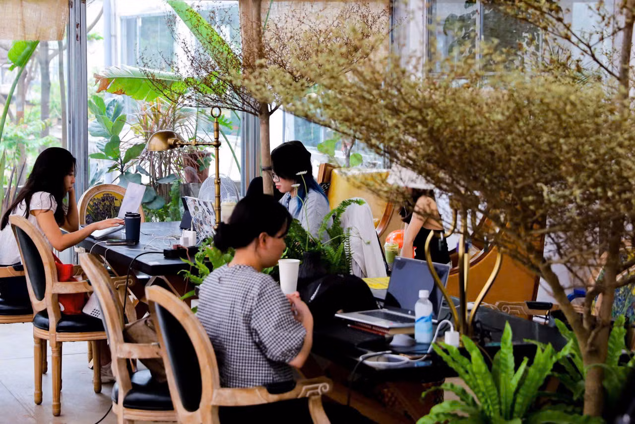 Tầng 3 mang đến không gian linh hoạt, nơi các bạn trẻ có thể thoải mái trao đổi công việc, làm việc nhóm hoặc thư giãn. Tầng 3 mang đến không gian linh hoạt, nơi các bạn trẻ có thể thoải mái trao đổi công việc, làm việc nhóm hoặc thư giãn.