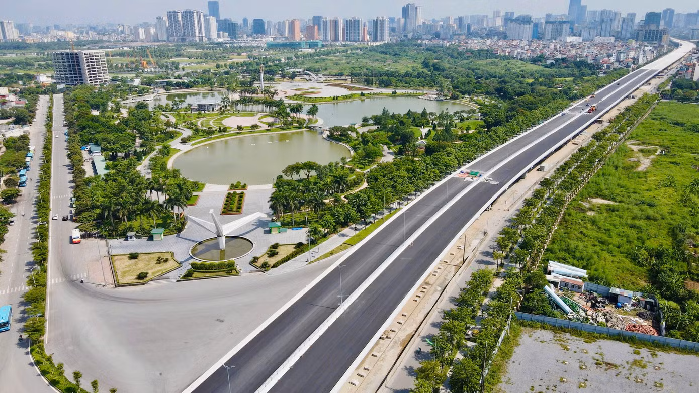 Công viên Hòa Bình được đánh giá là một trong những công viên hiện đại bậc nhất ở Việt Nam. Điểm nổi bật là công viên thiết kế cổng vào rất độc đáo với biểu tượng hình chim hạc đang sải cánh, sẵn sàng cất cánh bay lên bầu trời cao.