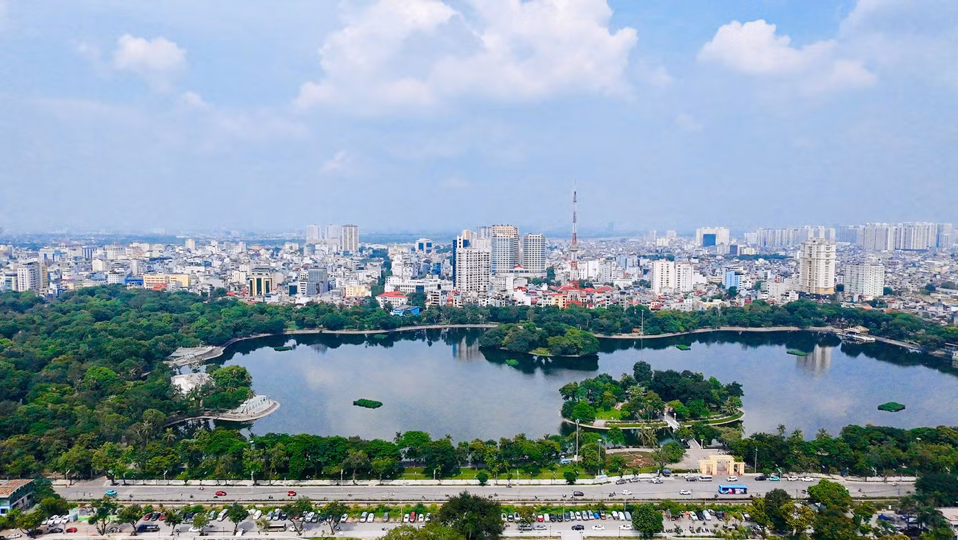 Công viên Thống Nhất trải dài giữa 4 phố: Trần Nhân Tông, Lê Duẩn, Đại Cồ Việt và Nguyễn Đình Chiểu. Với diện tích rộng khoảng 50 ha, bao trọn hồ bảy mẫu rộng 25 ha, công viên trở thành điểm đến lý tưởng cho người dân Hà Nội thư giãn, tập thể dục và tận hưởng không gian xanh mát giữa ngày hè oi ả.