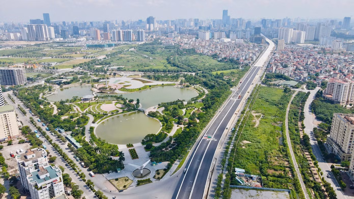 Công viên Hòa Bình là điểm đến cuối tuần được nhiều người yêu thích. Nơi đây có cây xanh, hồ nước và nhiều khu vực để mọi người tụ tập picnic, dã ngoại.