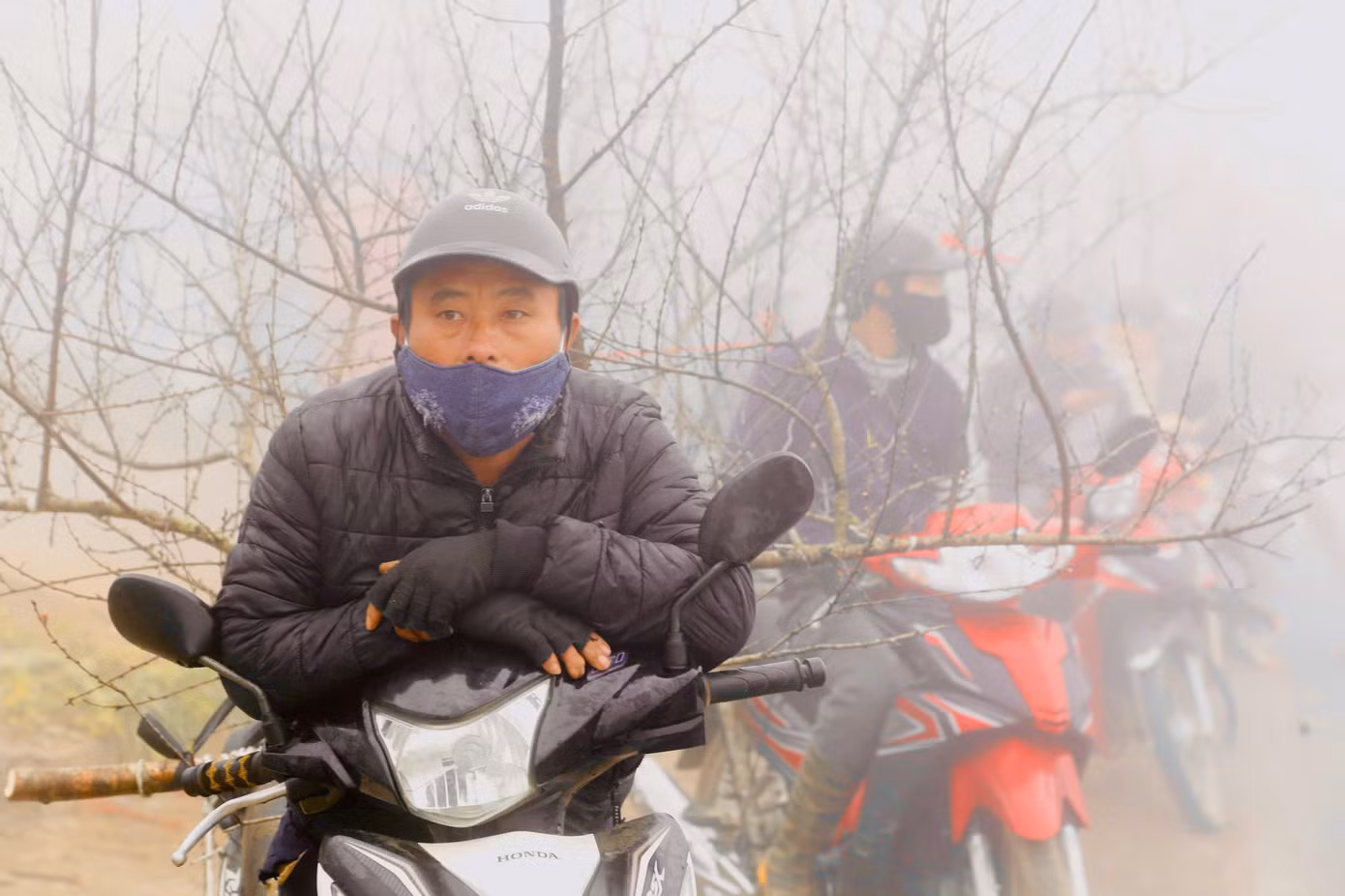 Anh Sùng A Thông (người đồng bào dân tộc Mông) cho biết: "Năm nay bán chậm hơn những năm trước, giá cũng giảm hơn trước chút, mình mong bán hết nhanh để còn về gia đình".