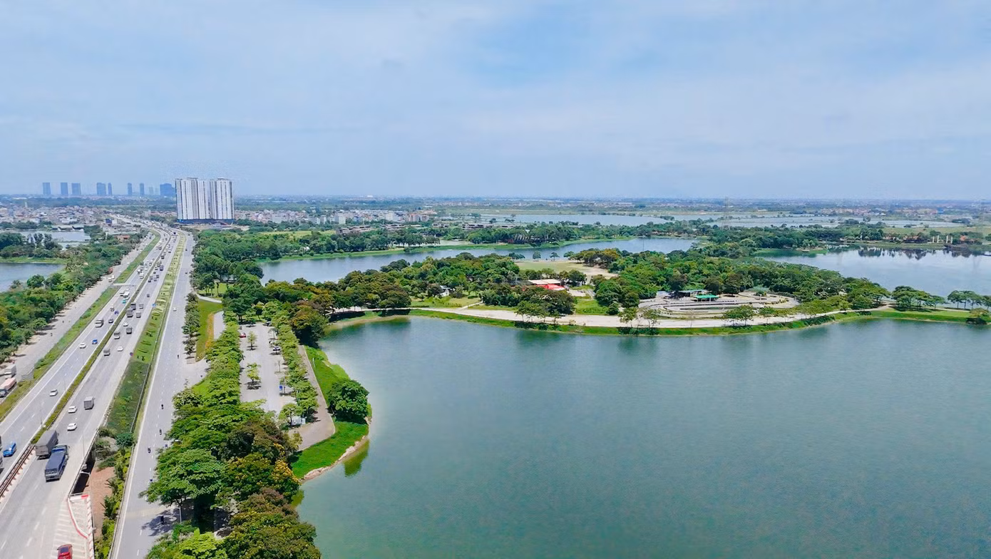 Tổng diện tích của công viên 323 hecta, trong đó phần cây xanh và hồ nước chiếm khoảng 280 hecta. Ngay tại khu vực trung tâm là hồ điều hoà rộng lớn, bốn bề là đồi cỏ, cây cối và lối đi, tạo nên một không gian cực kỳ xanh mát.